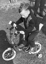 Foto: Kind lernt radfahren